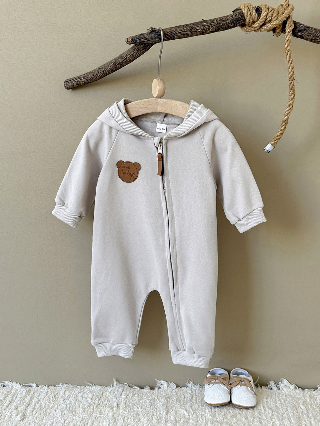 Mono de niño con orejas y cremallera.