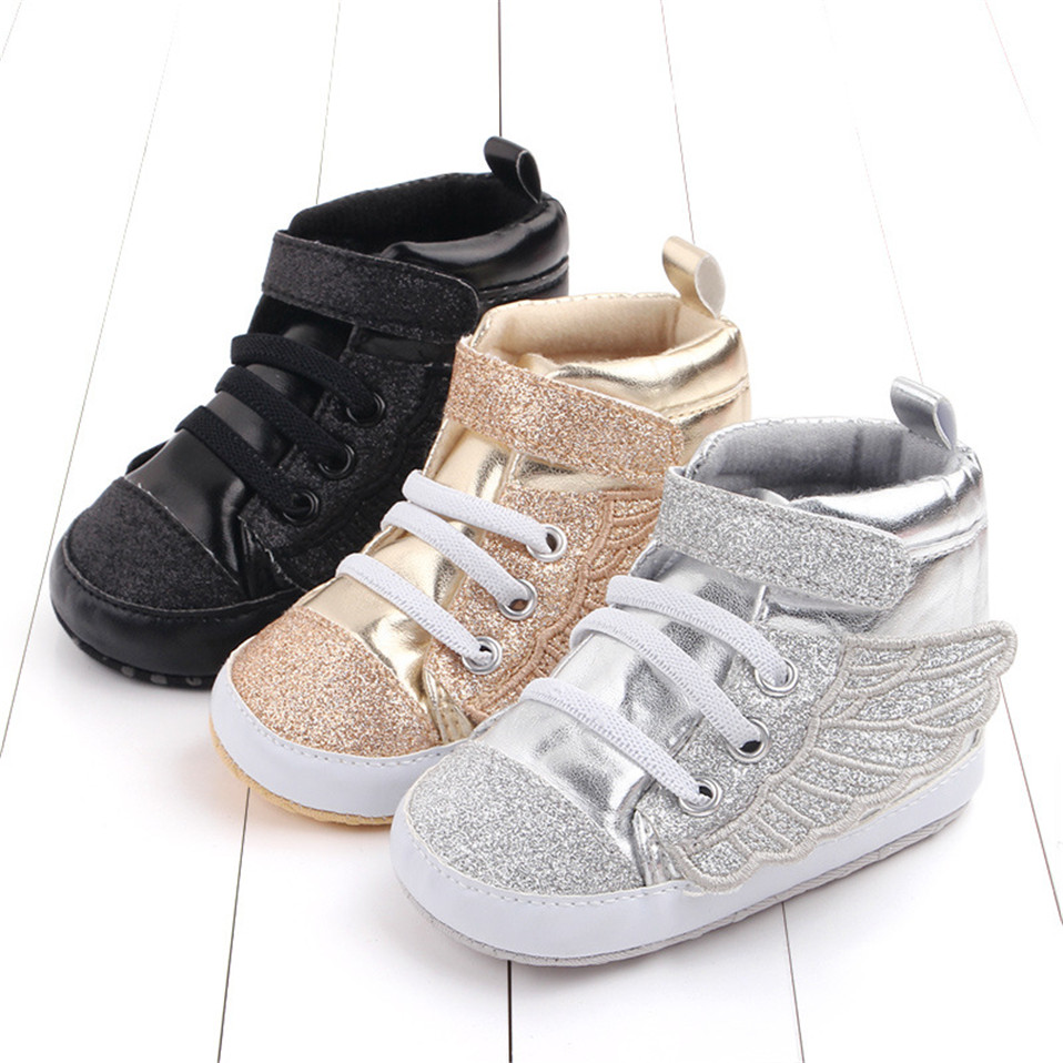Sneakers da neonata con glitter e ali