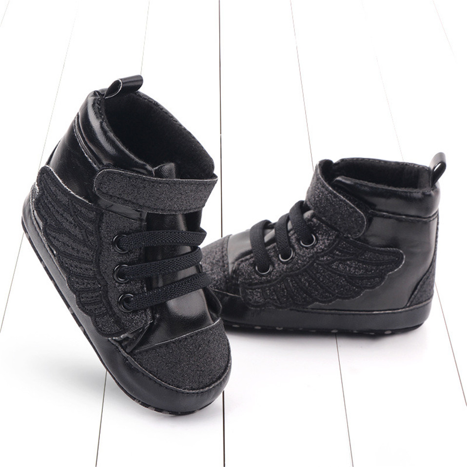 Sneakers da neonata con glitter e ali