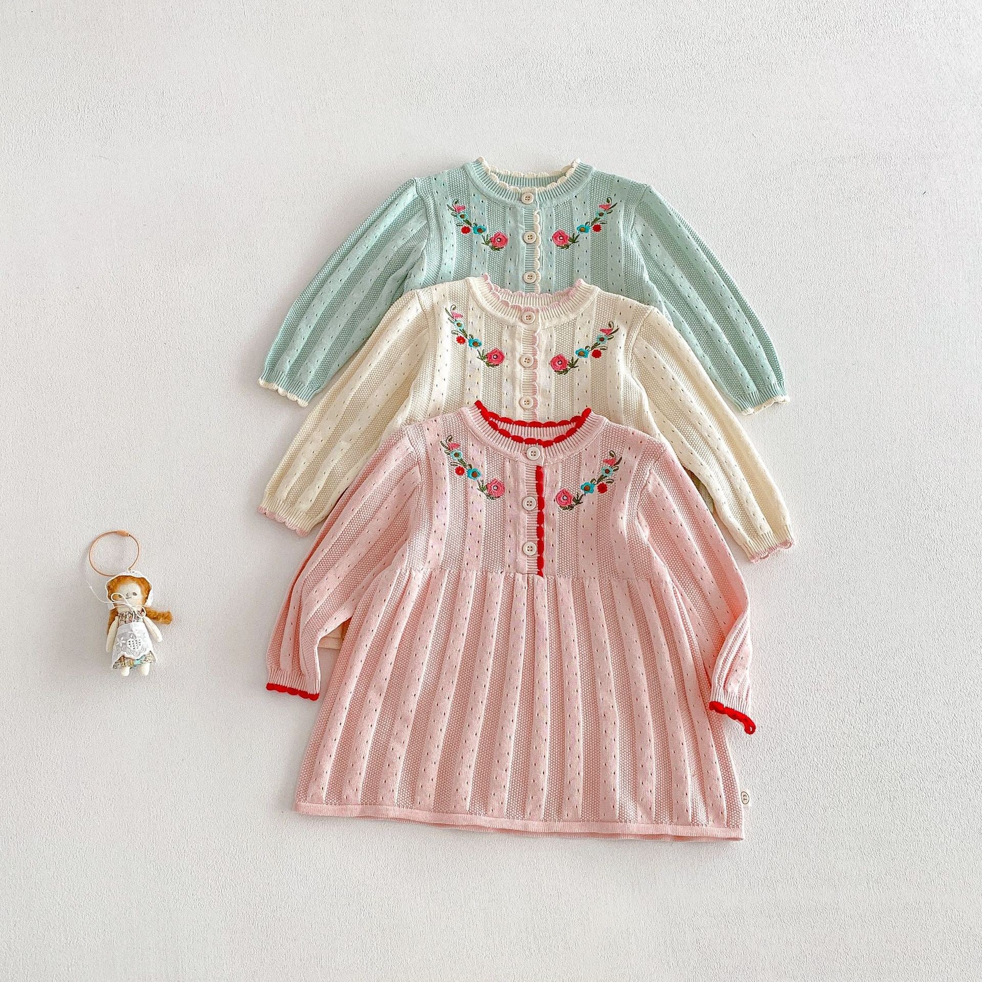 Knitted dress with embroidered flowers.