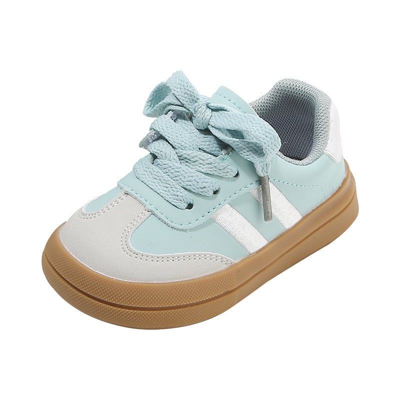 Scarpe da ginnastica a righe da bambino con lacci