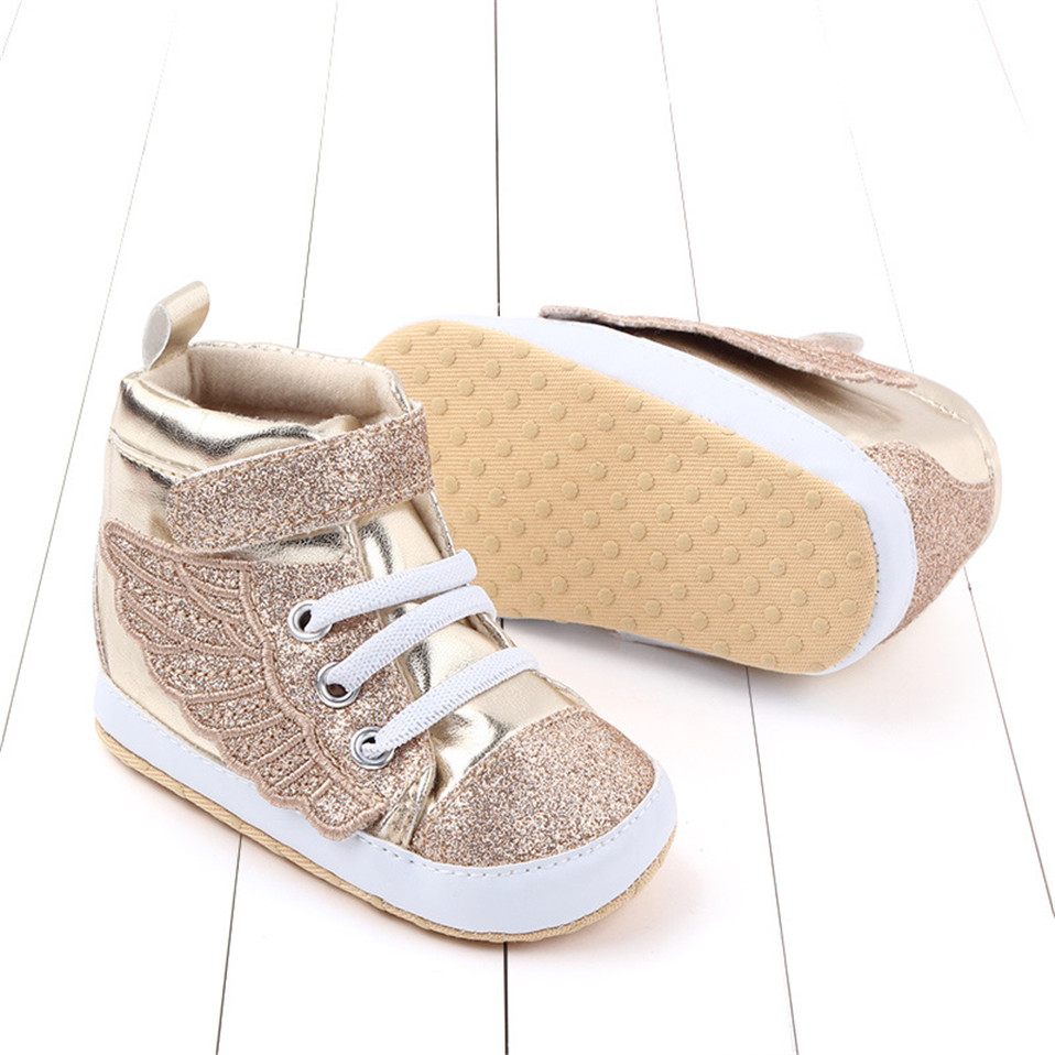 Sneakers da neonata con glitter e ali