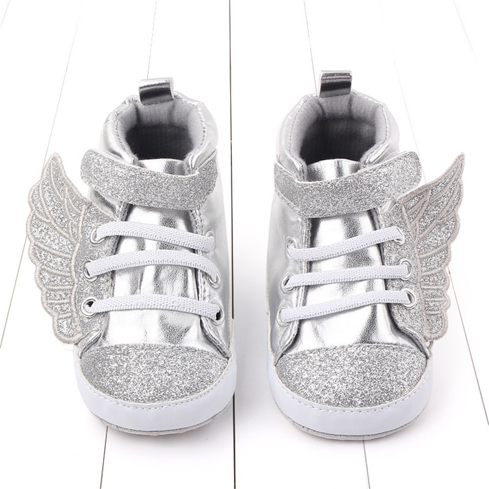 Sneakers da neonata con glitter e ali
