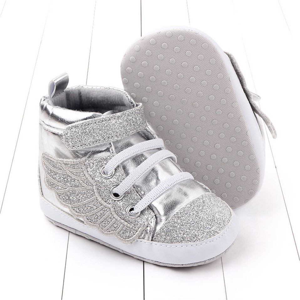 Sneakers da neonata con glitter e ali