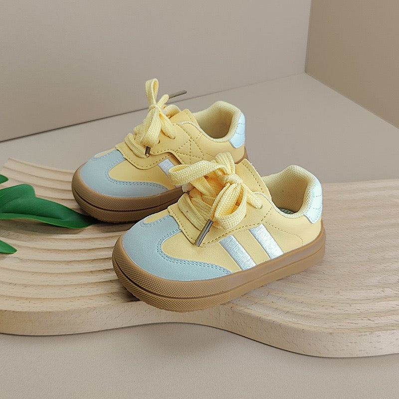 Scarpe da ginnastica a righe da bambino con lacci