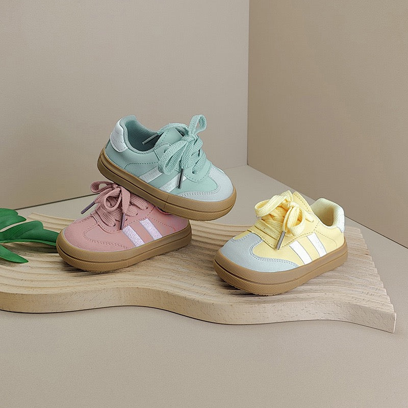 Scarpe da ginnastica a righe da bambino con lacci