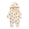 Mono de niño con estampados y capucha