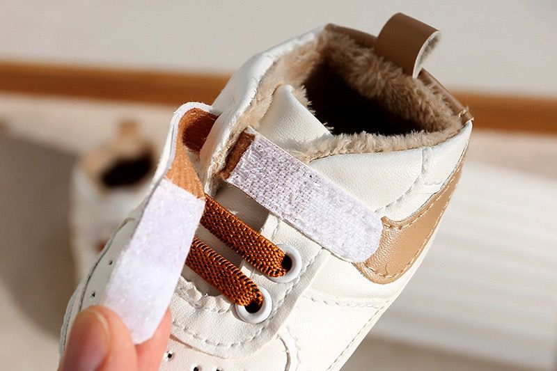 Sneakers in velcro con pelliccia per bambini
