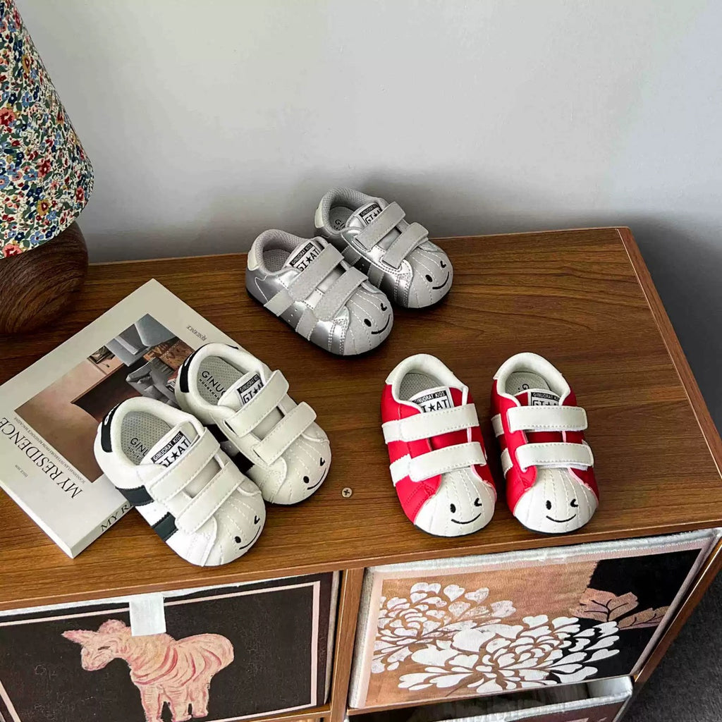 Sneakers a righe per bambini con motivo faccina