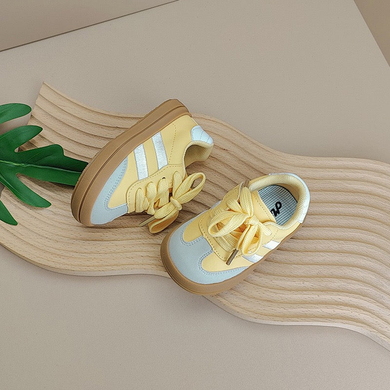 Scarpe da ginnastica a righe da bambino con lacci