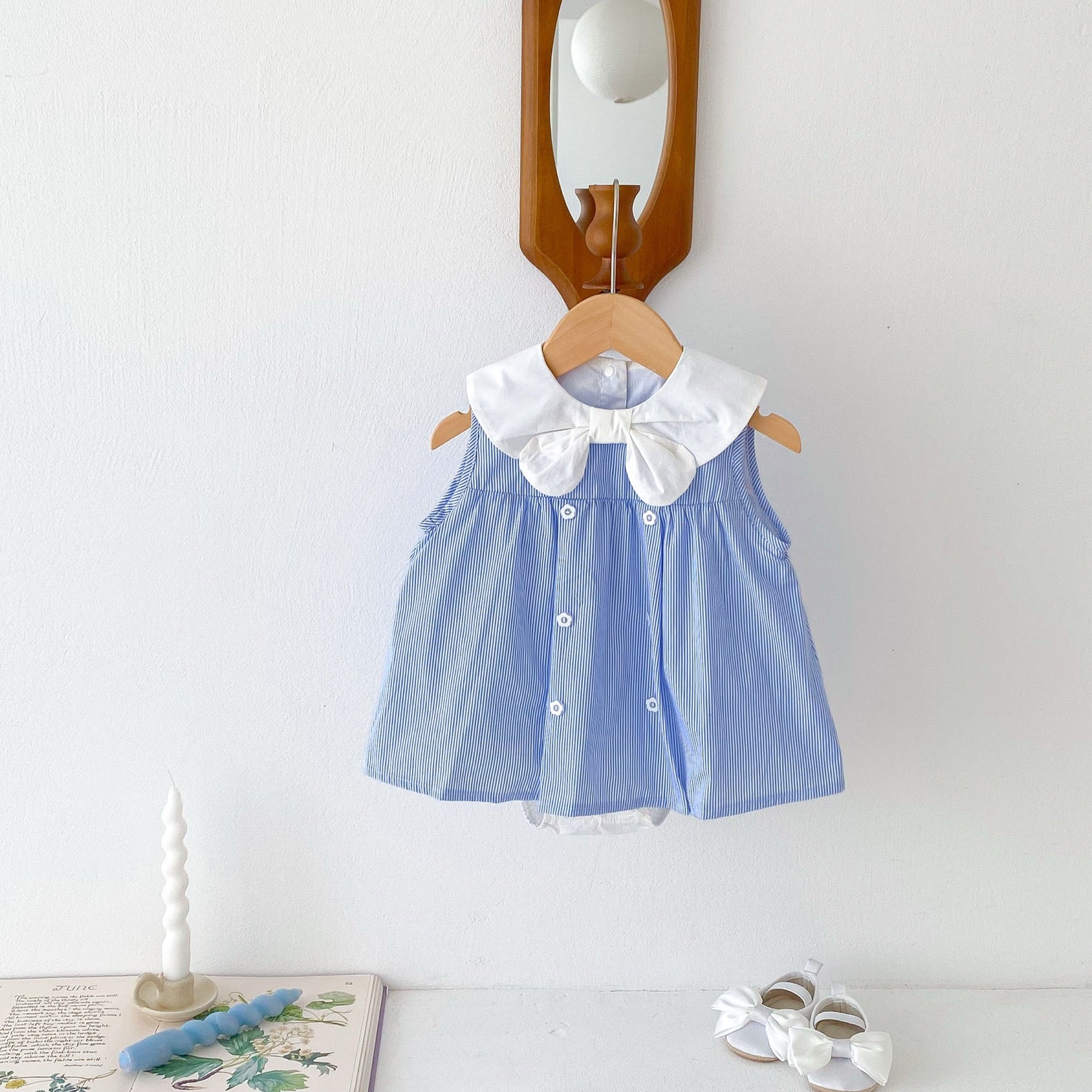 Vestido de bebé a rayas con lazo y botones de flores estilo preppy para niñas pequeñas