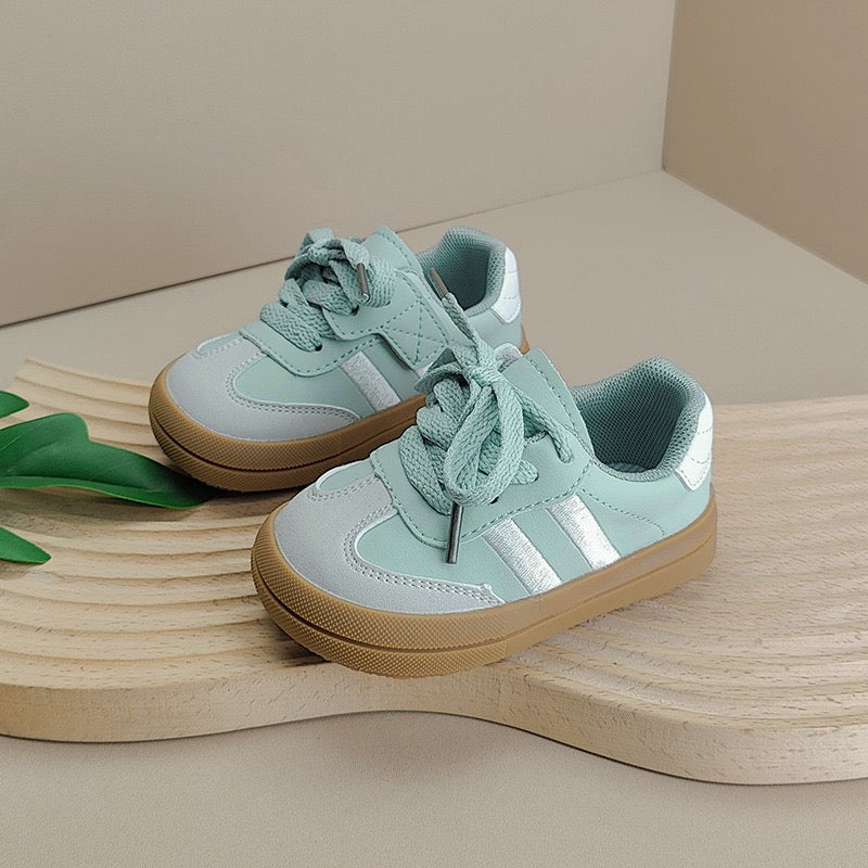 Scarpe da ginnastica a righe da bambino con lacci