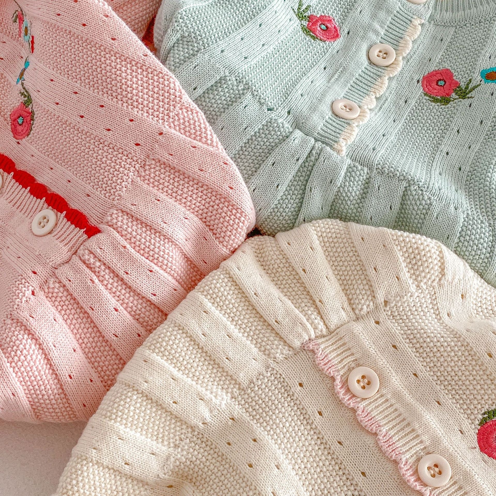 Knitted dress with embroidered flowers.