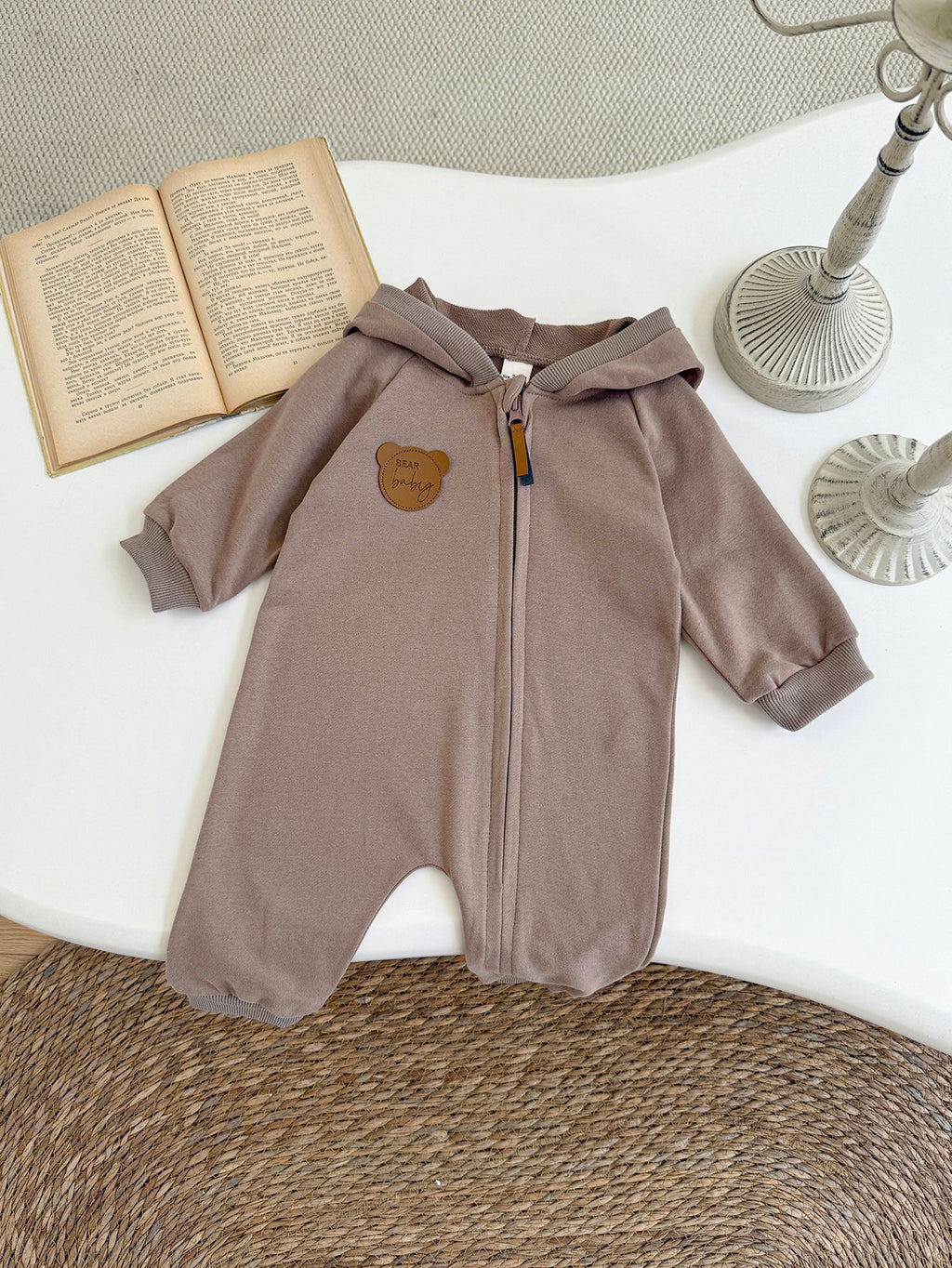 Mono de niño con orejas y cremallera.