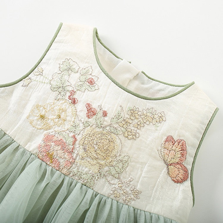 Floral dress for girls with tulle.