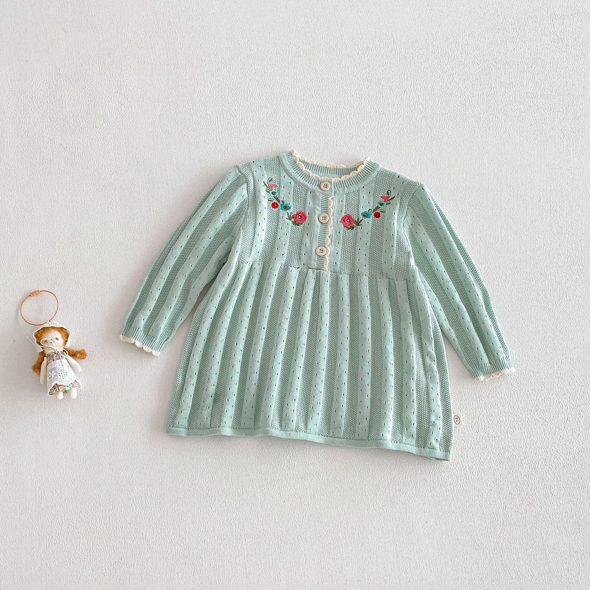 Knitted dress with embroidered flowers.