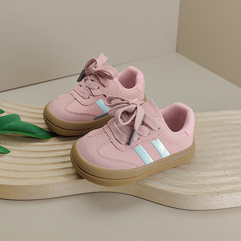 Scarpe da ginnastica a righe da bambino con lacci
