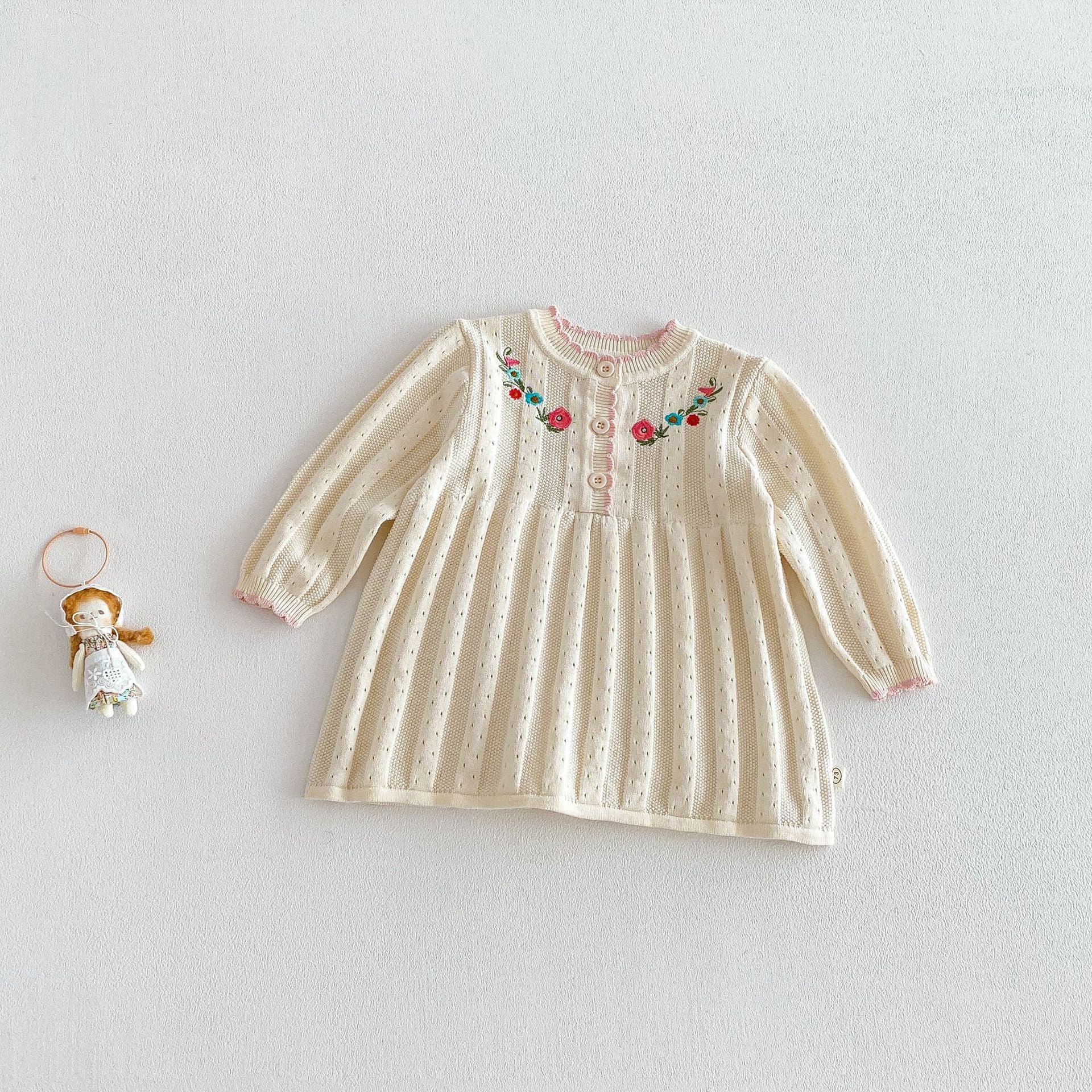 Knitted dress with embroidered flowers.