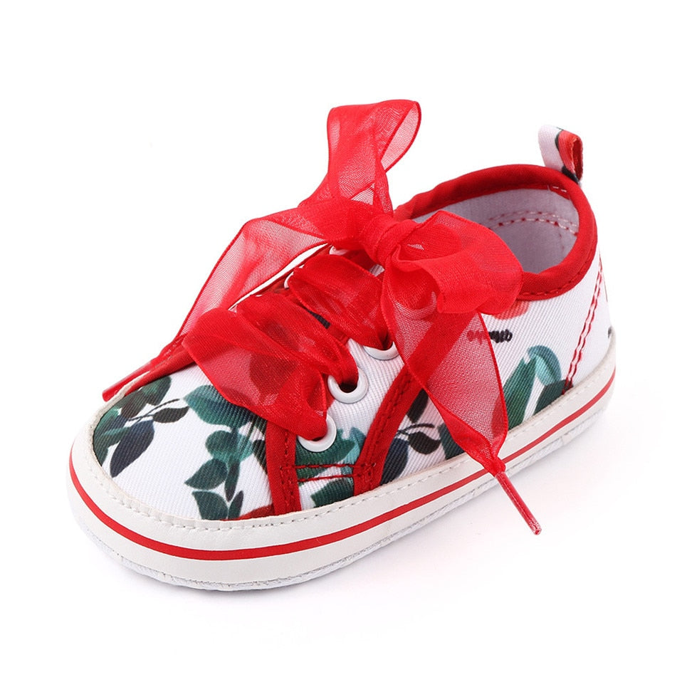 Sneakers con fiori in pizzo