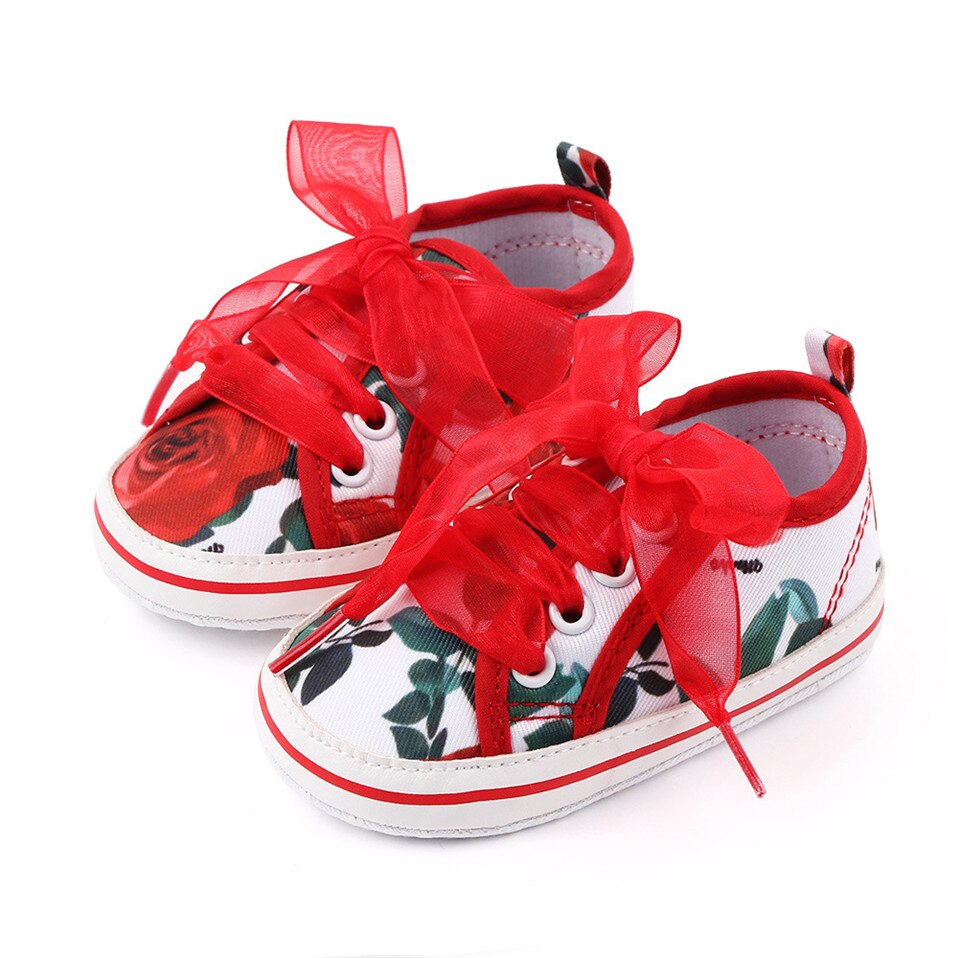 Sneakers con fiori in pizzo