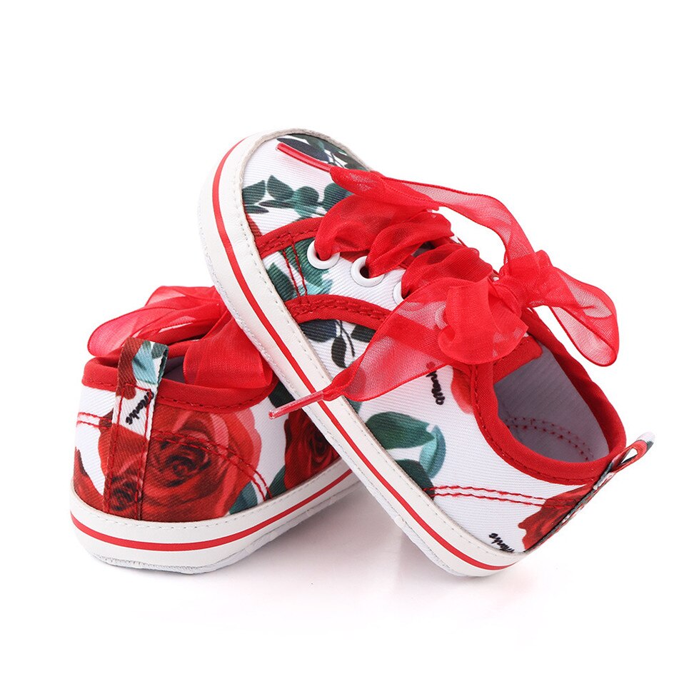 Sneakers con fiori in pizzo