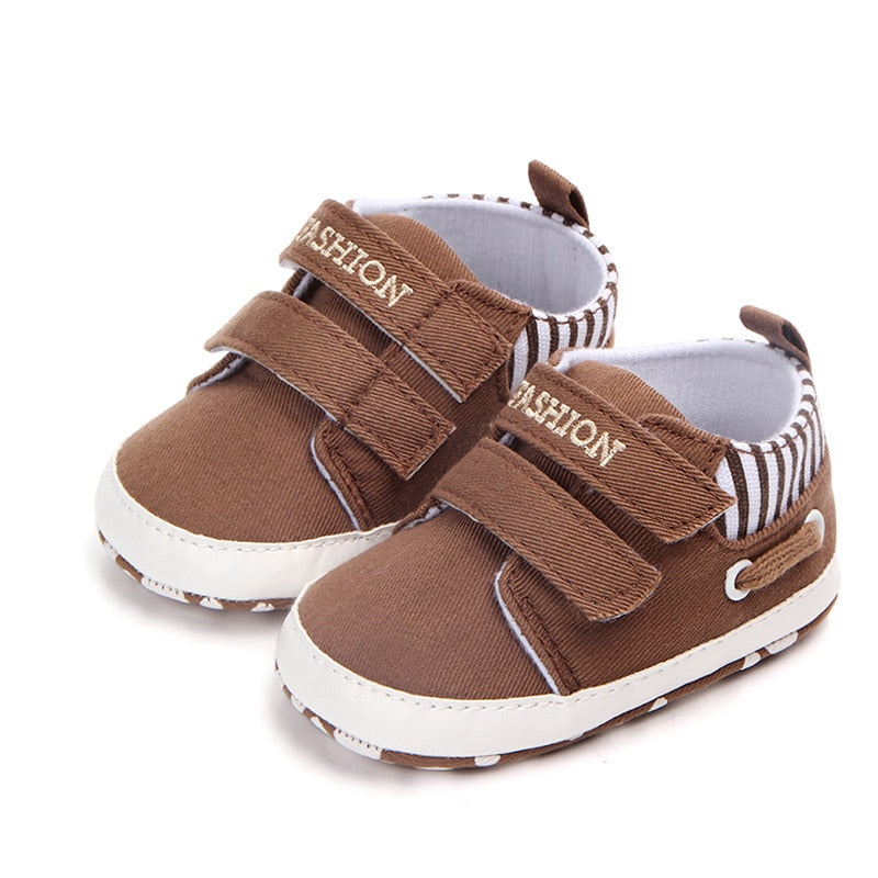Sneakers in velcro