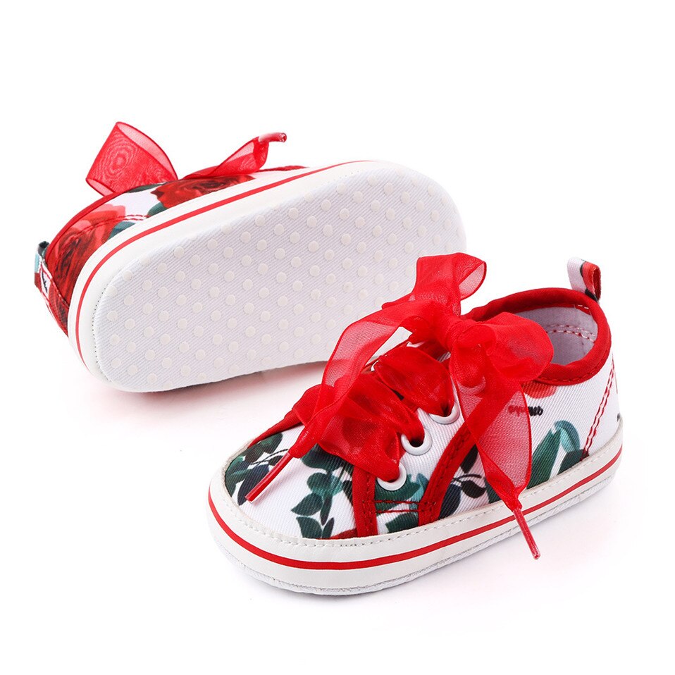 Sneakers con fiori in pizzo