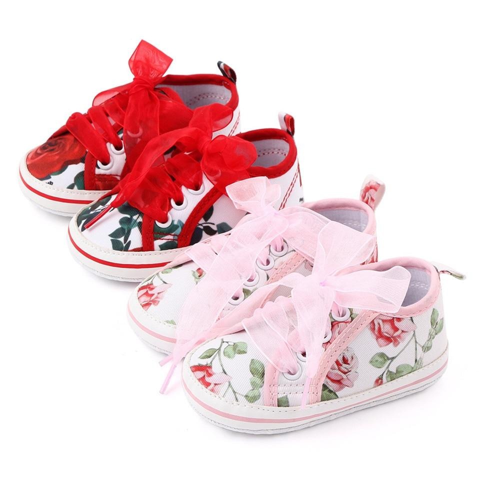 Sneakers con fiori in pizzo
