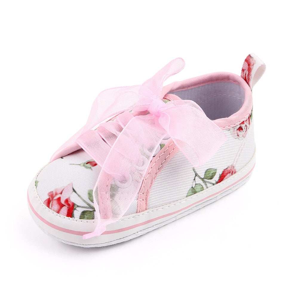 Sneakers con fiori in pizzo