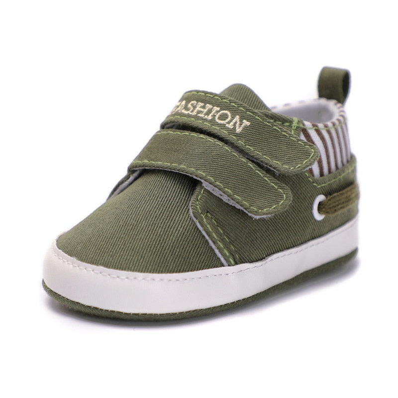 Sneakers in velcro