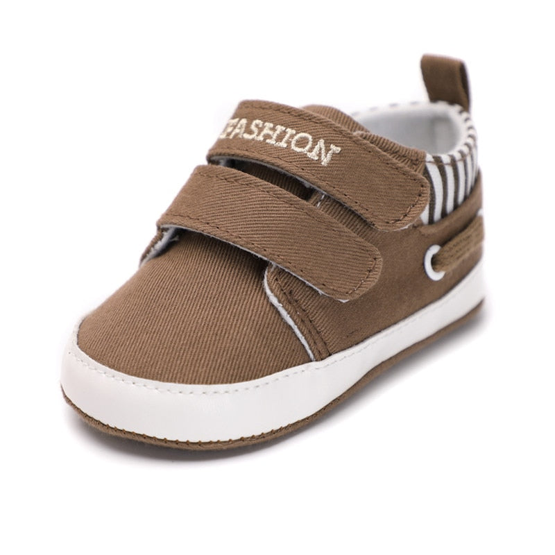 Sneakers in velcro