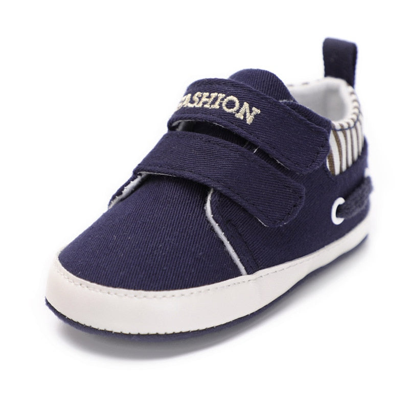 Sneakers in velcro
