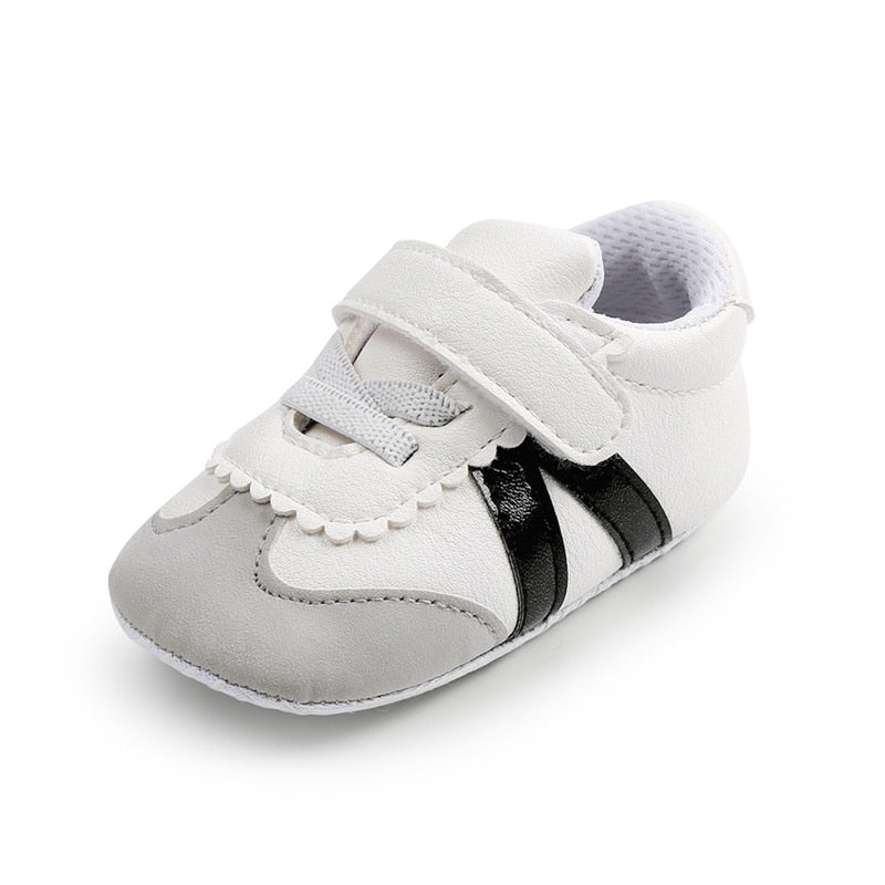 Colori di sneakers a righe