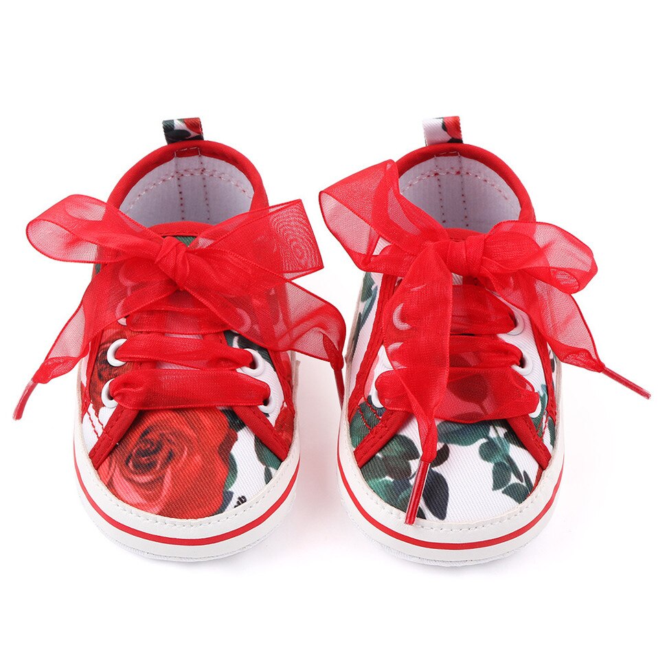 Sneakers con fiori in pizzo