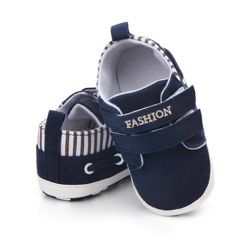 Sneakers in velcro