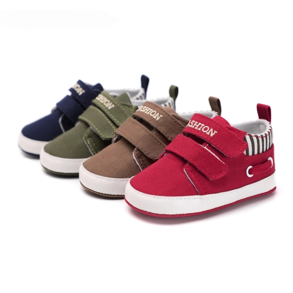 Sneakers in velcro