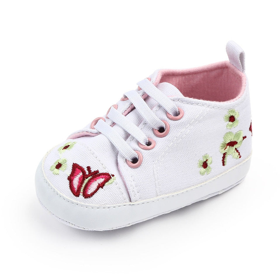 Scarpine da neonato con farfalla ricamata
