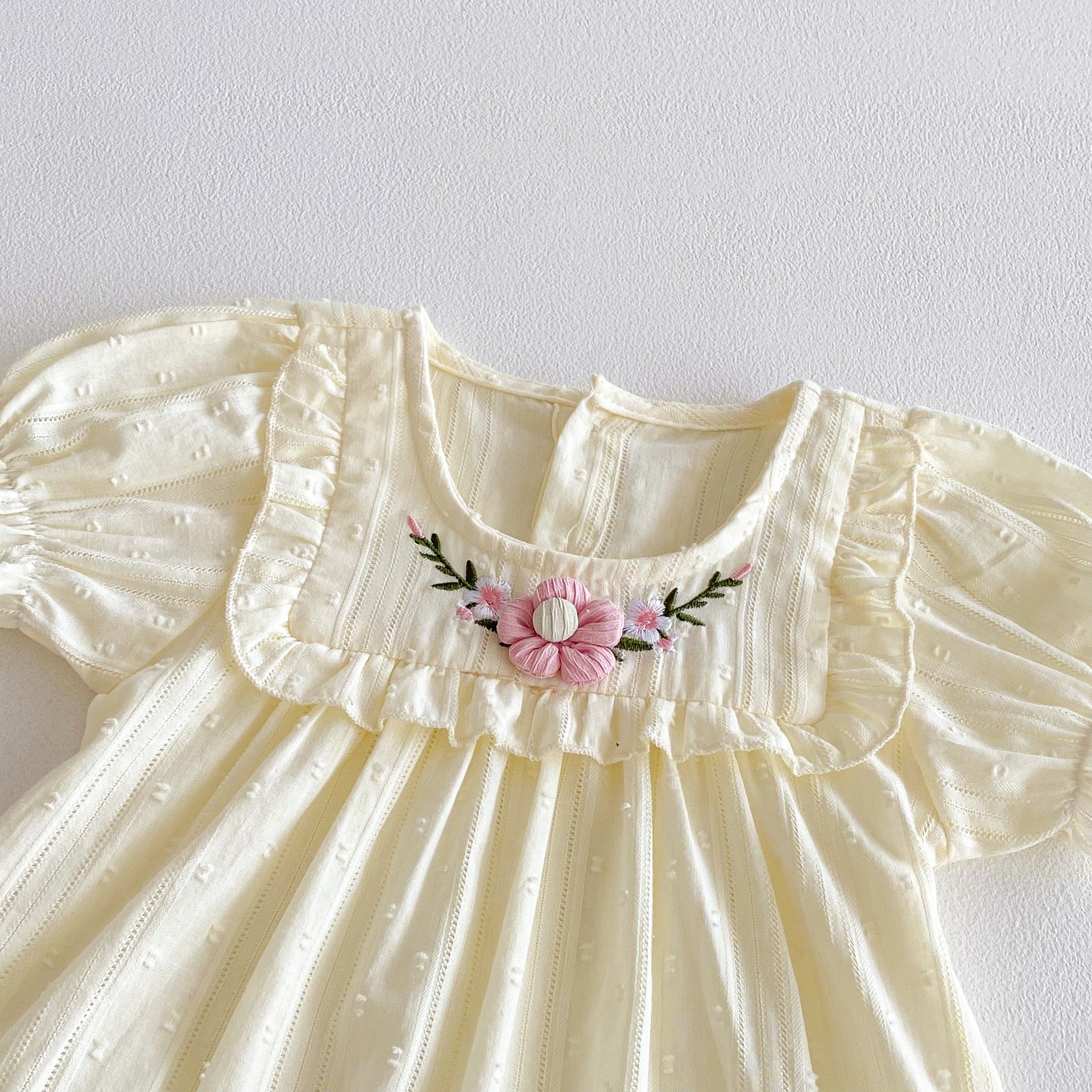 Trajes mameluco de manga corta abullonada con volantes y estampado floral para bebés