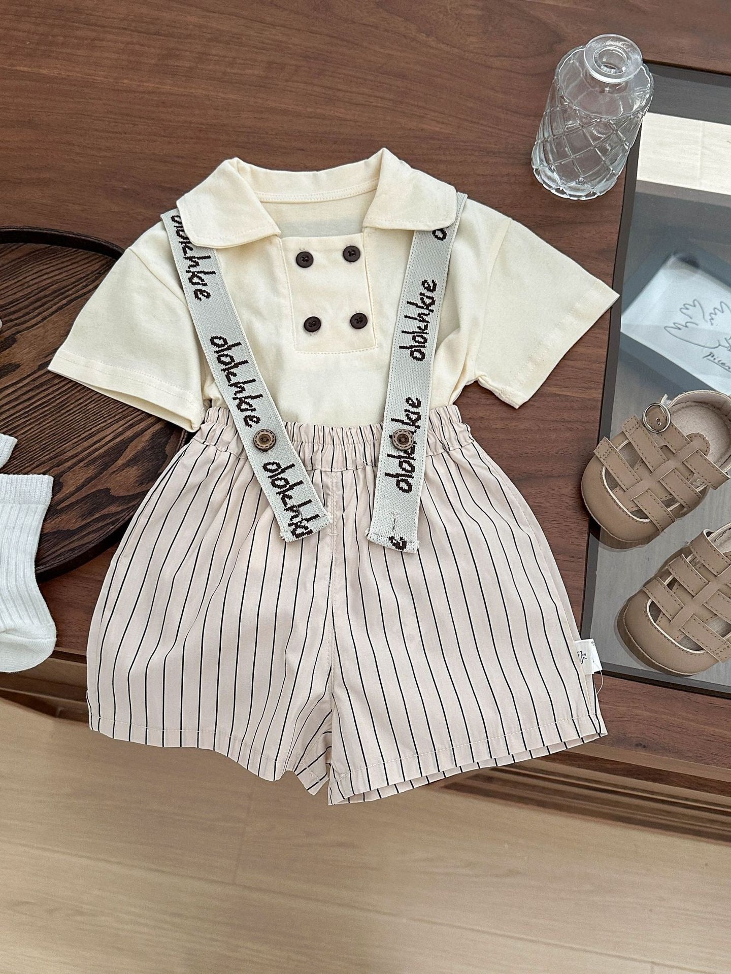 T-shirt/Pantaloncini per bambini con bottoni e strisce