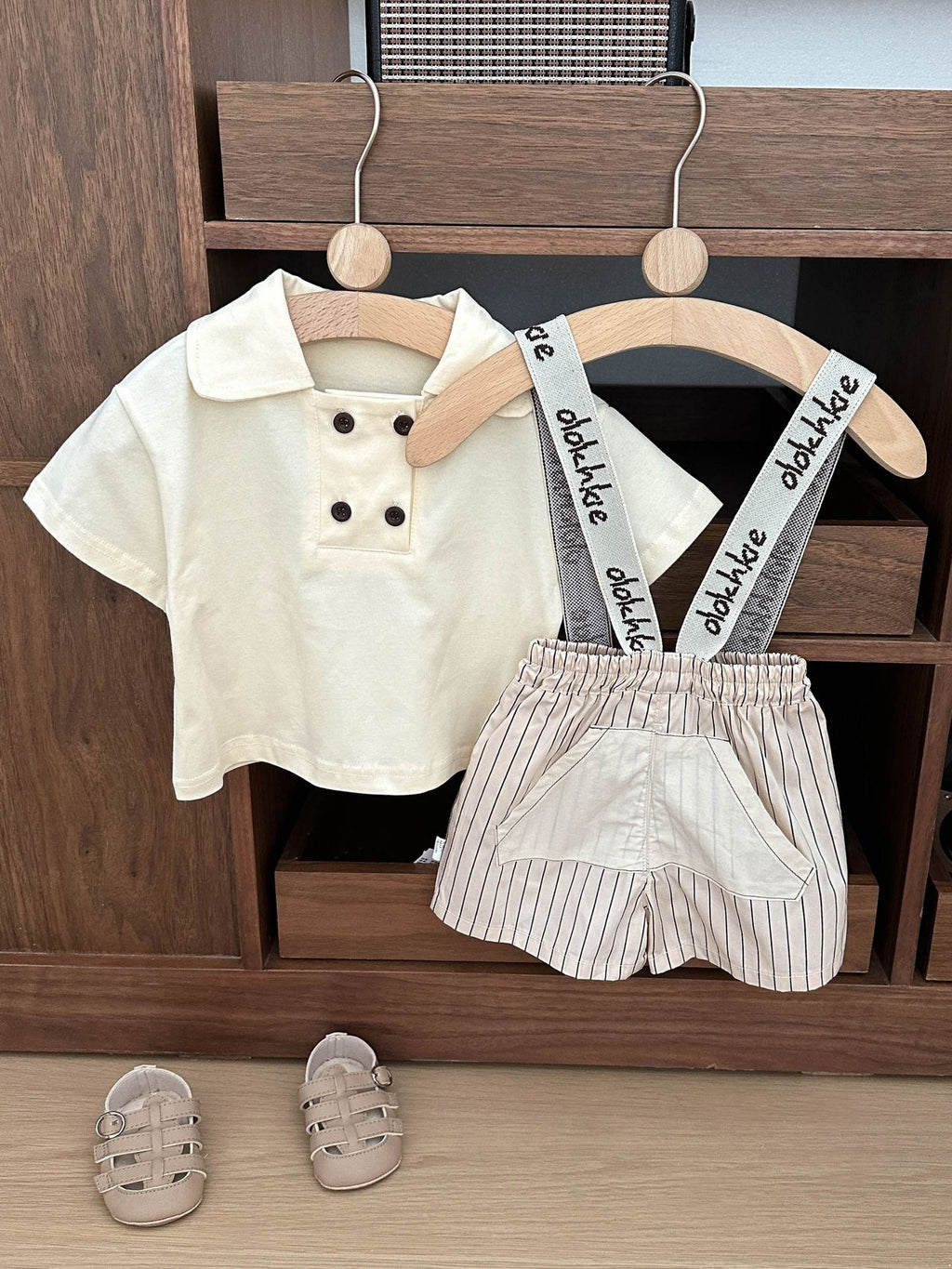 T-shirt/Pantaloncini per bambini con bottoni e strisce