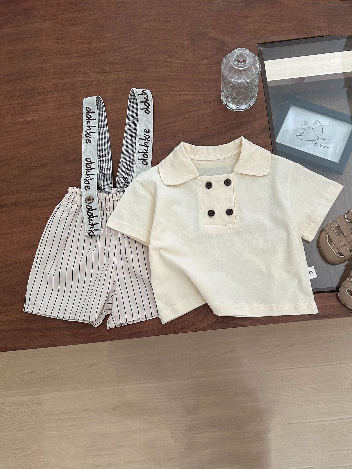T-shirt/Pantaloncini per bambini con bottoni e strisce