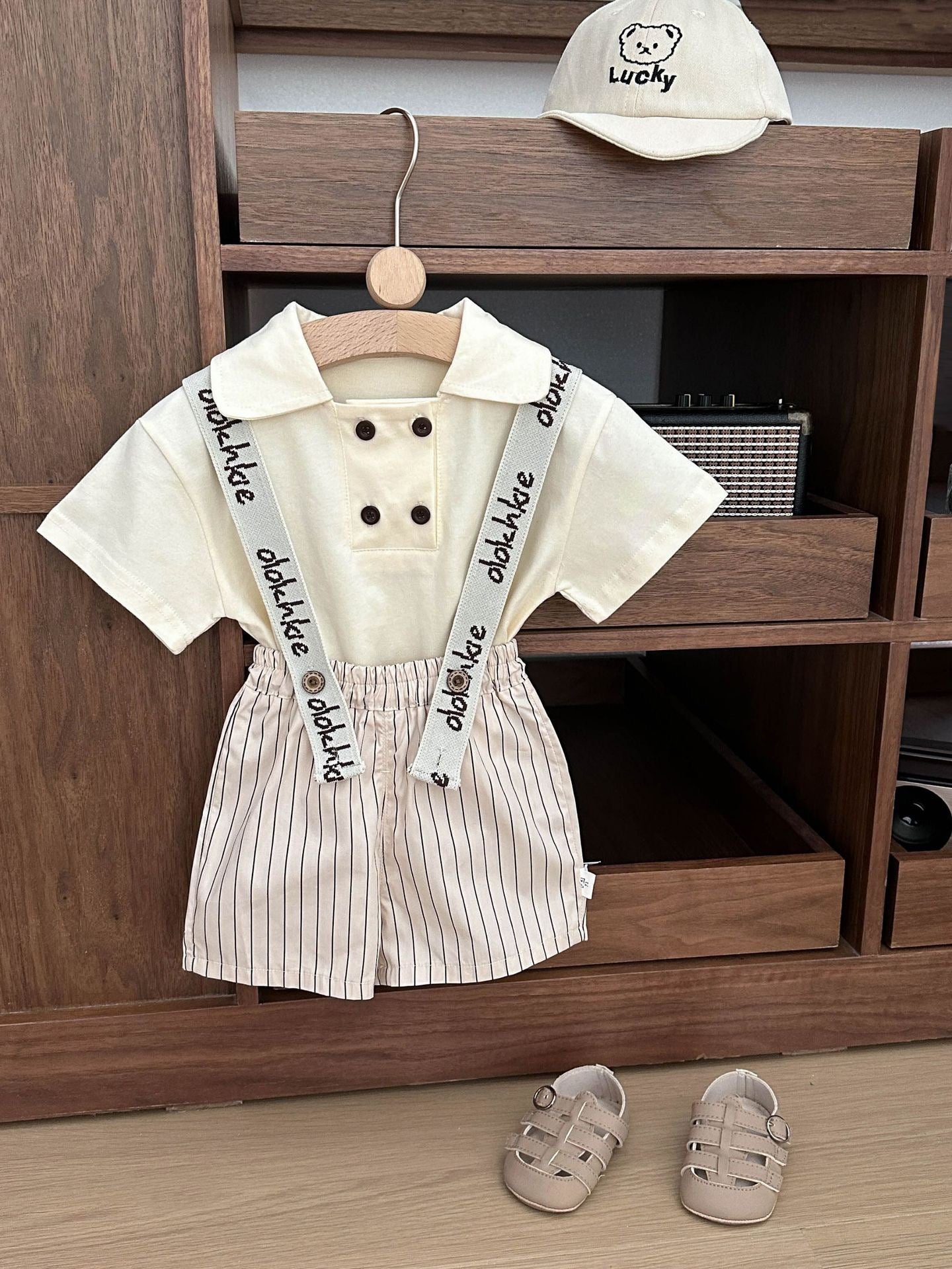 T-shirt/Pantaloncini per bambini con bottoni e strisce