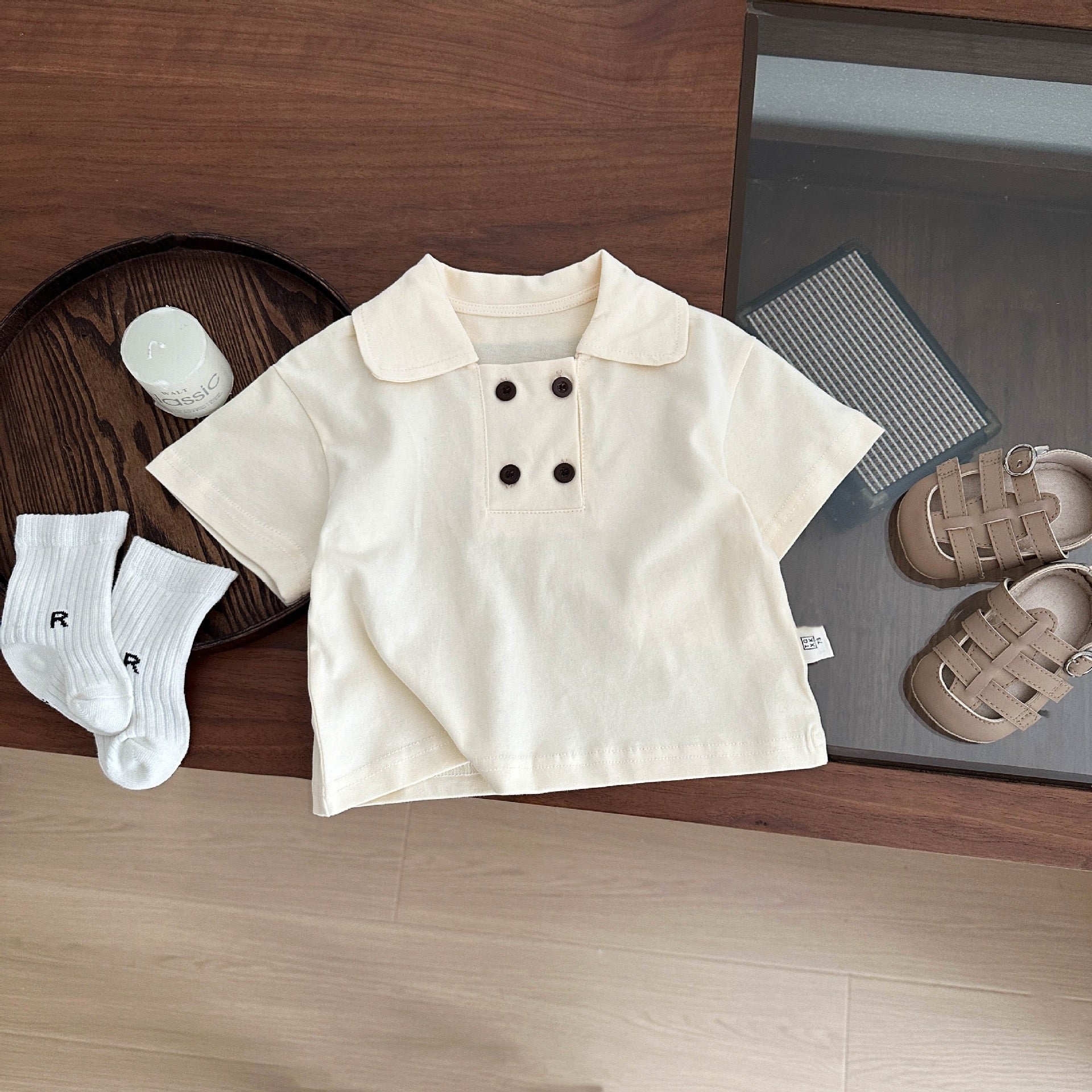 T-shirt/Pantaloncini per bambini con bottoni e strisce