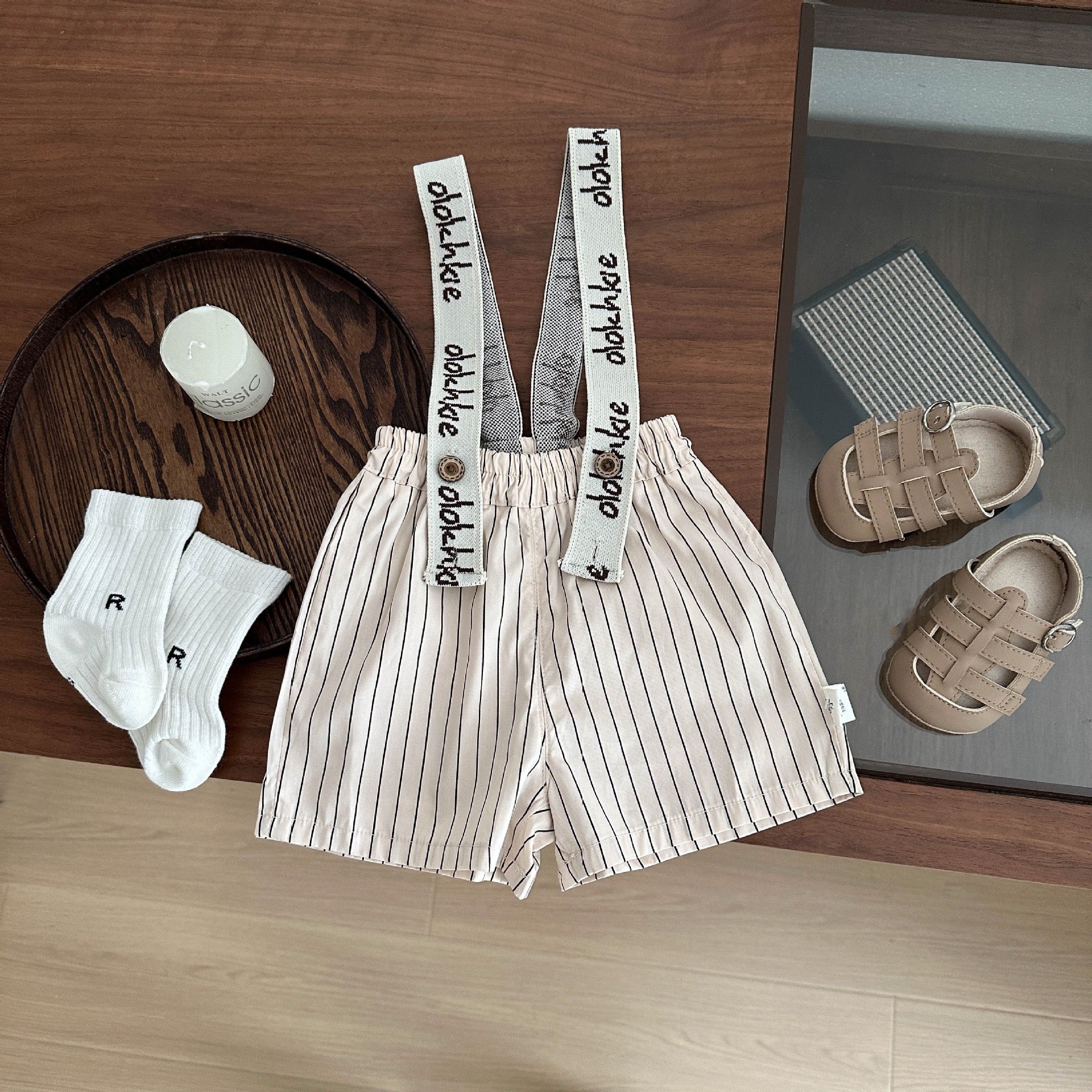 T-shirt/Pantaloncini per bambini con bottoni e strisce