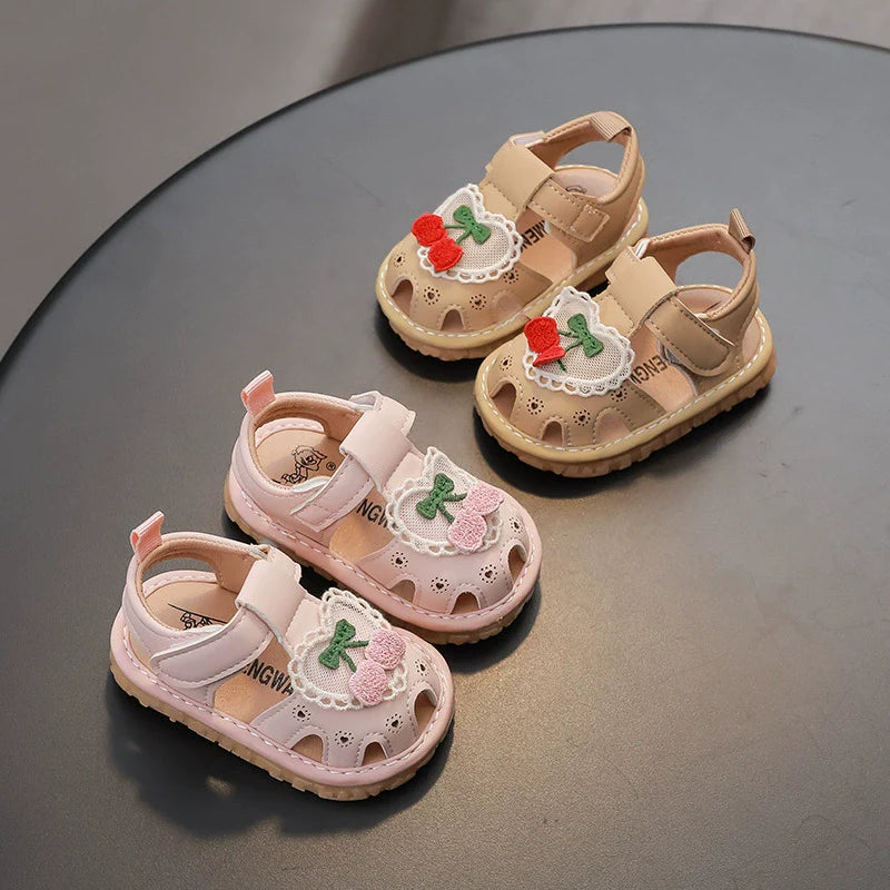Sandali da bambina con stampa di ciliegie