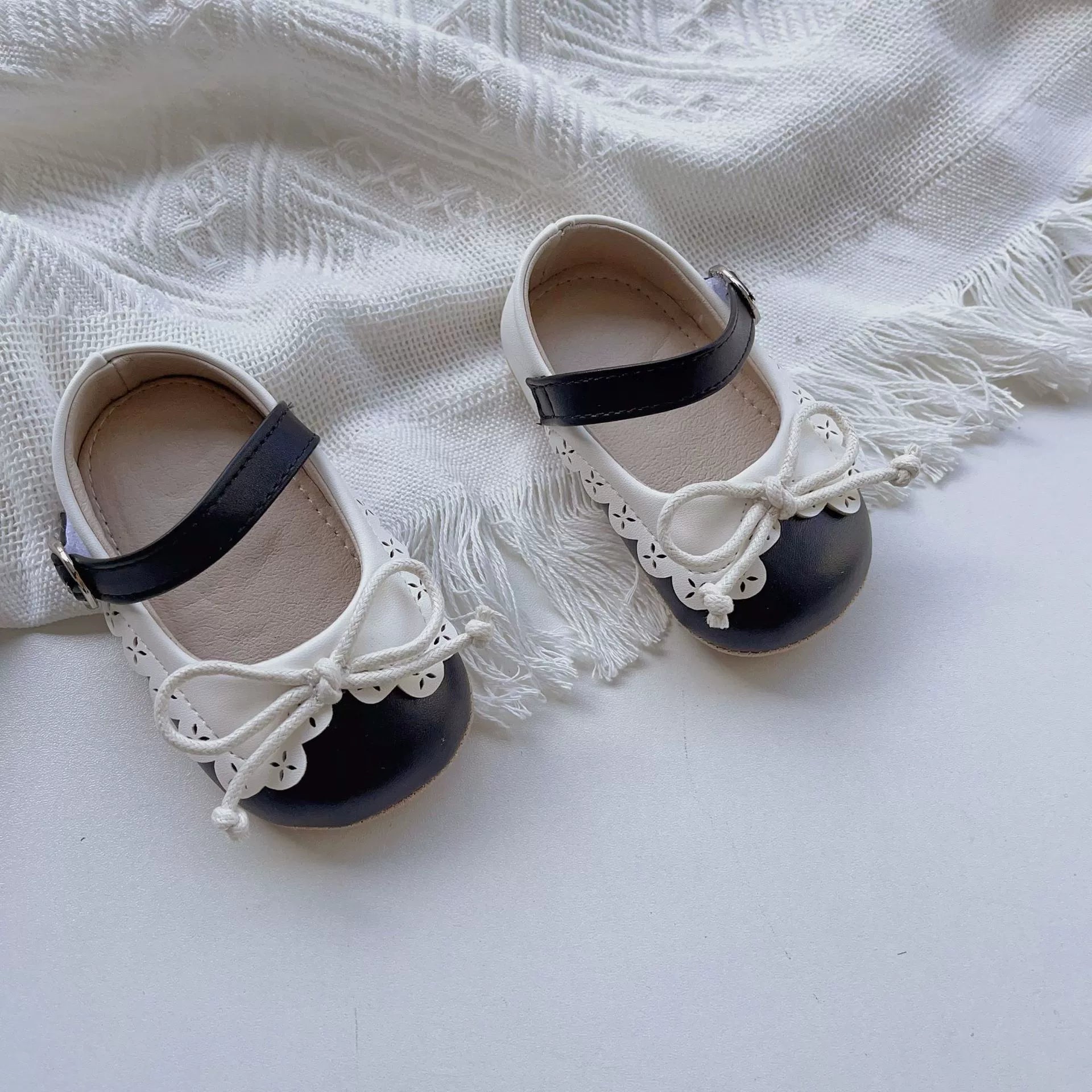 Scarpe con fiocco in pizzo da bambina