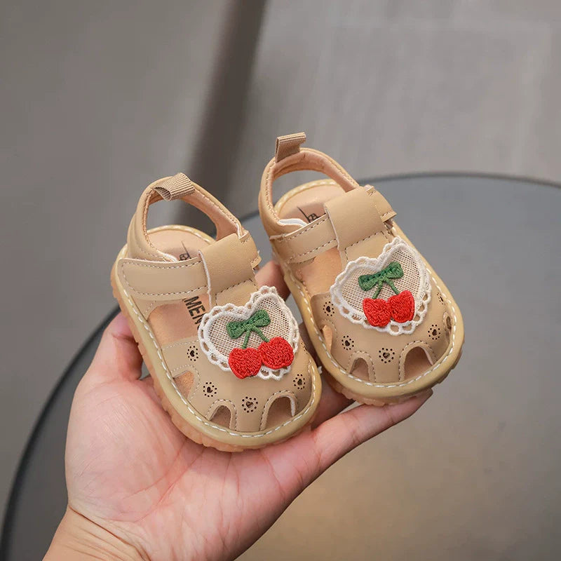 Sandali da bambina con stampa di ciliegie