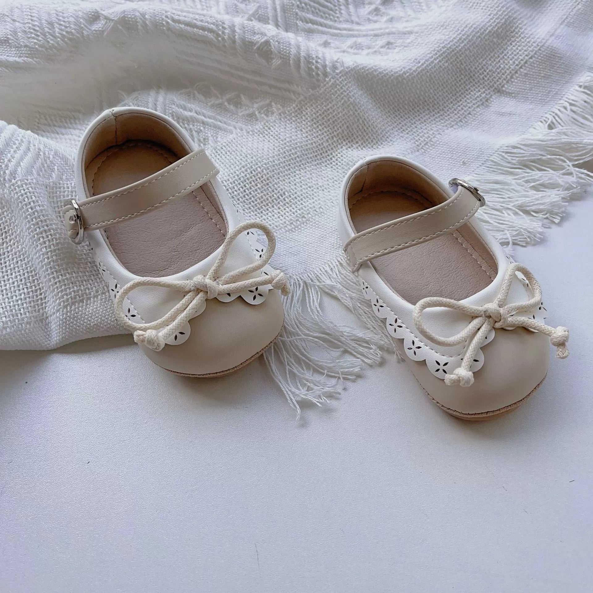 Scarpe con fiocco in pizzo da bambina