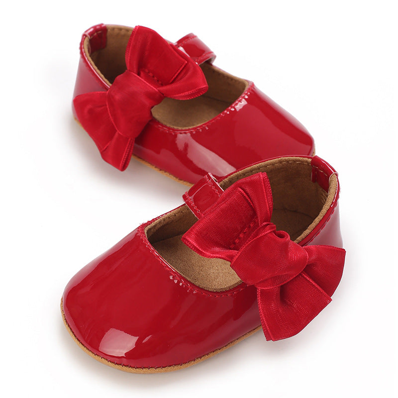 Scarpa di vernice con fiocco.