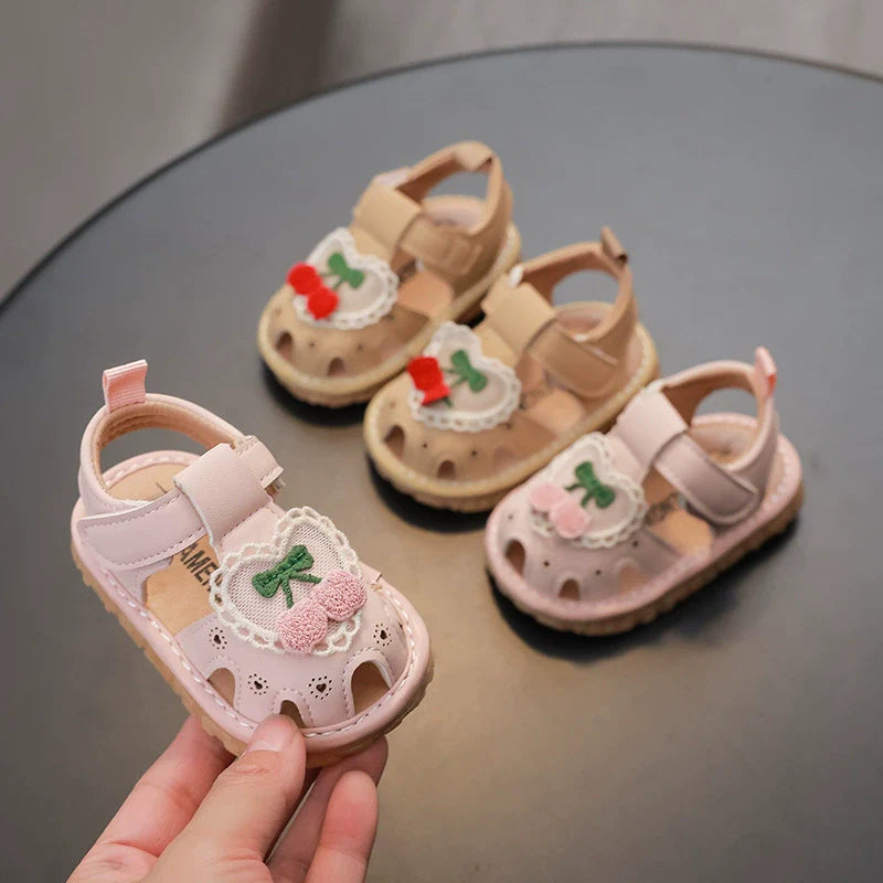 Sandali da bambina con stampa di ciliegie